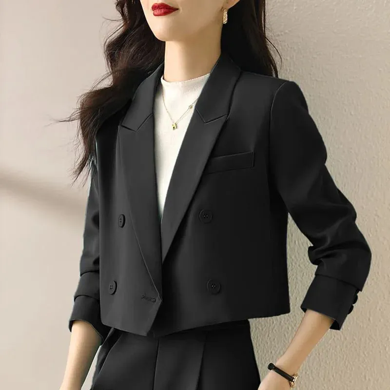 Blazers negros recortados para mujer. Saco de oficina cruzado de manga larga.
