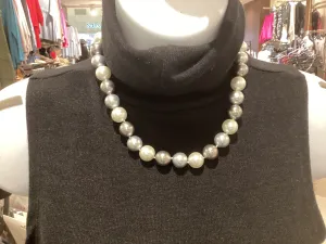 MERX COLLIER COURT PERLES GRISES ET BLANCHES